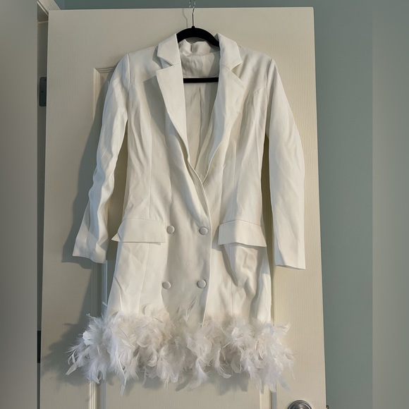 Feathered white blazer dress 🤍 - Picture 7 of 8